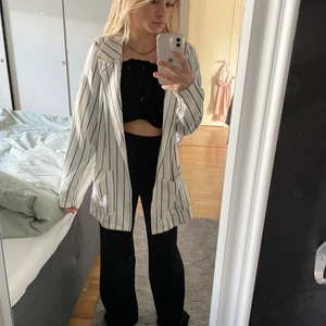 Kavaj - En randig kavaj som passar till det mesta funkar ner klätt och uppklätt!!💗 säljer på grund av att de inte finns någon användning, inga defekter som ny!!!! Hör av er om köp då kollar jag frakten 😘 annars kan ni välja spår vart för 66kr,,, kan prata om pris💓💗Nypris runt 399kr 