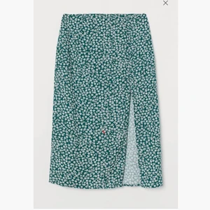 Kjol med slit  - Jag säljer denna väldigt fina kjolen med en slit från hm❤️‍🔥 50kr+frakt🥰 Jag har endast testat kjolen. Nypris 200kr💕Det är storlek 40 men jag skulle vilja säga att den är mer åt 38 hållet☺️