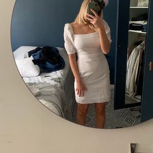 Klänning - Klänning från &Otherstories som passar perfekt till studenten eller bara till sommaren! Storlek 40 men jag på bilden är vanligtvis 36-38 så skulle säga att den passar mindre