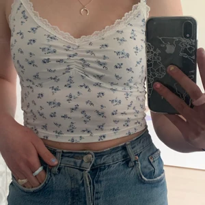 Blommig spelstopp  - Jättegullig topp med spets. Säljer då jag aldrig använt den🖤