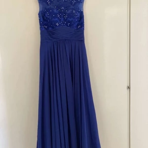 Balklänning Marinblå S - En väldigt vacker balklänning som endast används vid enstaka tillfällen! Klänningen är måttbeställd men är ungefär i storlek S! Kan skicka bild i DM hur den sitter på! 