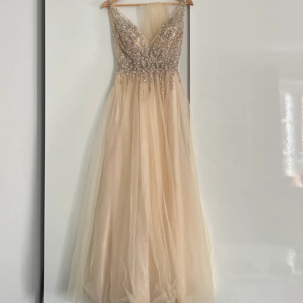 Fin balklänning i storlek 40. Köpt på Plick för en vecka sedan, men lite liten i storleken på mig. Säljer därför vidare! Första bilden är lånad, men klänningen är jättefin!!  . Klänningar.