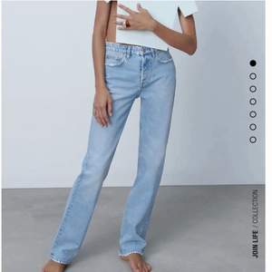 säljer ett par mid rise straight full length jeans från zara  i storlek 34. dom är i super fint skick. fler bilder finns!💘