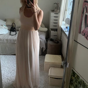 Balklänning  - Superfin rosa balklänning med öppen rygg och knyte! Storlek S men passar nog xs-m då man kan knyta tightare/lösare!💕