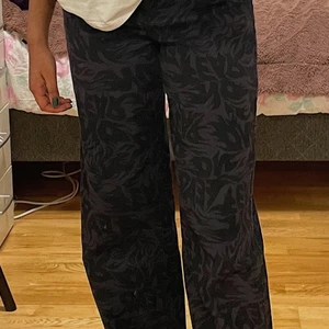 No fear x Hm Twillbyxa loose fit  - Sjukt sköna hög midjade byxor med riktigt coolt mönster!! As nice längd och relativt stretchiga i midjan🙌🏾 Säljer eftersom jag inte använder de så mycket då jag inte har mycket att para ihop plagget med💔 Använda 2-3 gånger och är i topp skick! 