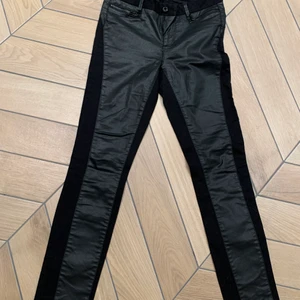 Mos Mosh Byxor strech  - Mkt fint skick svarta strech. Använd 2 ggr. Nypris 1300kr.
