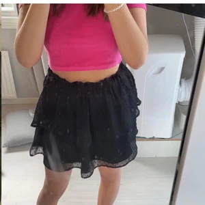 Volangkjol - Säljer denna fina volangkjol liknande chelsea kjolarna eftersom jag har en nästan likadan! Kjolen är i nyskick och jättefin till sommaren❣️ Lånade bilder men bara att skriva privat så fixar jag egna❤️ 