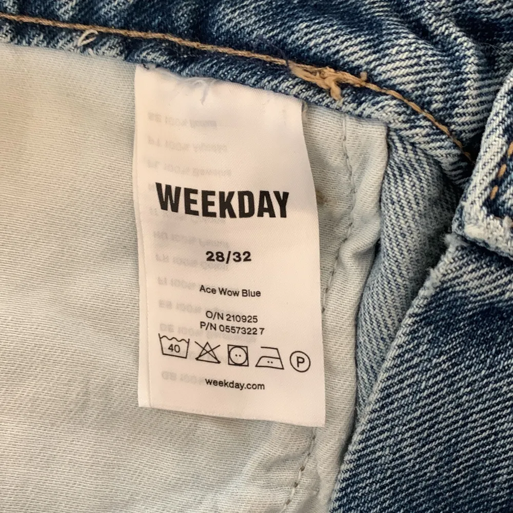 Säljer dessa vida jeans ifrån weekday i modellen Ace då de är för stora. Storleken är 28/32. Perfekt till våren/sommaren. Jeans & Byxor.