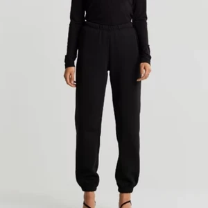 Mjukisbyxor - Säljer dom här jätte fina mjukis byxorna från gina dom här använtd max 2-3 gånger jag säljer dom då jag inte behöver och har ganska måna