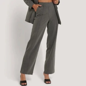 Slutsålda kostymbyxor med slit NA-KD - Märke: NA-KD Vad: Kostymbyxor med slit Färg: Grå Storlek: 34 Upplevd storlek: Normal Material: 77 % polyester, 18% viskos & 5 % elastan  Skick: Inget att anmärka på, knappt använda Ord.pris 549 kronor  Jag ansvarar inte för om postnord/db schenker slarvar bort paketet efter det är postat i brevlådan eller hos ombud. När det skickas med frimärken så skickar jag alltid en bild till köparen på paketet innan det postas. Paketeras väl.