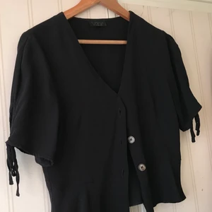 Blusar och skjorta - Svart satin blus kortärmad: stl 38. Svart bomull blus stl 36; vit skjorta stl 36