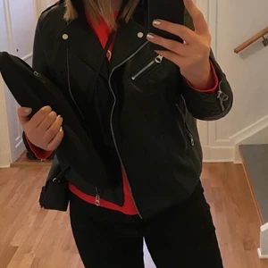 Läderjacka  - Säljer denna fina läderjacka då den inte kommer till användning! Det är storlek 42 men den passar nog mer som en 40! ‼️Frakt tillkommer‼️