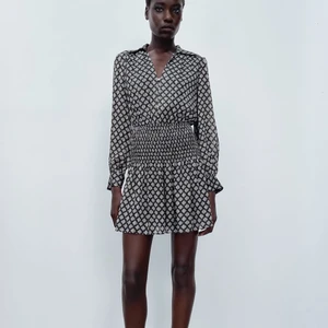 Zara klänning - Säljer denna zara klänning då jag inte fått någon användning för den. Aldrig använd så i bra skick. Strl S. 300kr frakt inkluderat 💛