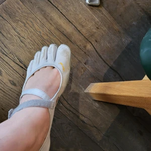 Five finger summer shoes - Vibram five finger woman shoes size: 39 As been has couple of times only it is almost new.