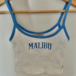 LINNE  - Säljer detta jätte fina linne då jag har så många! De blåa är ljusare en va de ser ut på bilden! köpte för ca 160 säljer för 99 inklusive frakt! Oanvänd! Storlek XS❤️