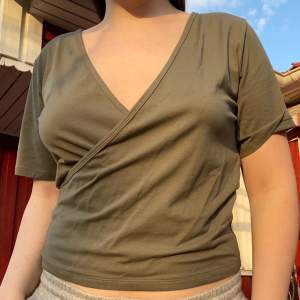 En grön V uringad t-shirt från lager 157. Har aldrig kommit till användning eftersom jag köpte fel storlek och då fortfarande i ett bra skick. 😊