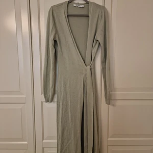 Nakd trend Slutsåld stickad klänning  - Superfin stickad klänning från Nakd Trend. Använd endast en gång. Mintgrön som är slutsåld på hemsidan. Nypris 599, mitt pris är 299kr. Finns att hämta I vasastan i Stockholm alt skickas (köparen betalar frakten)  strl xxs