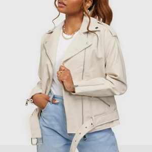 Skinnjacka - Säljer denna fina vita skinnjacka i storlek 36 då den inte kommer till användning🥰 använd 4 gånger och är som ny, köparen står för frakten 