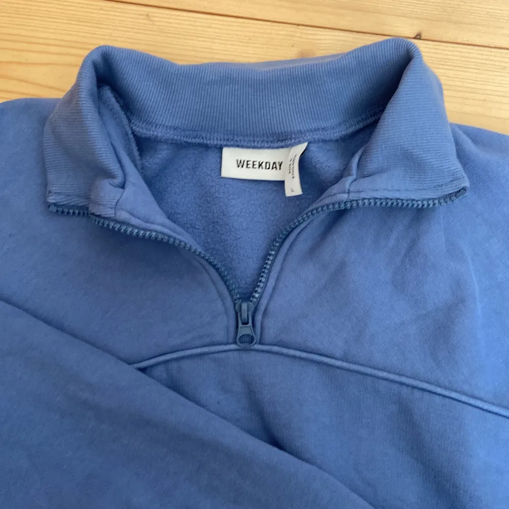 Blå zip-up sweatshirt från weekday. Nästan aldrig använd. Storlek L . Tröjor & Koftor.
