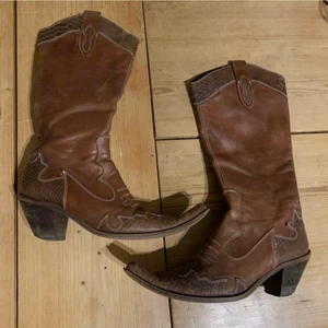 Cowboy boots - Bruna cowboy boots från depop