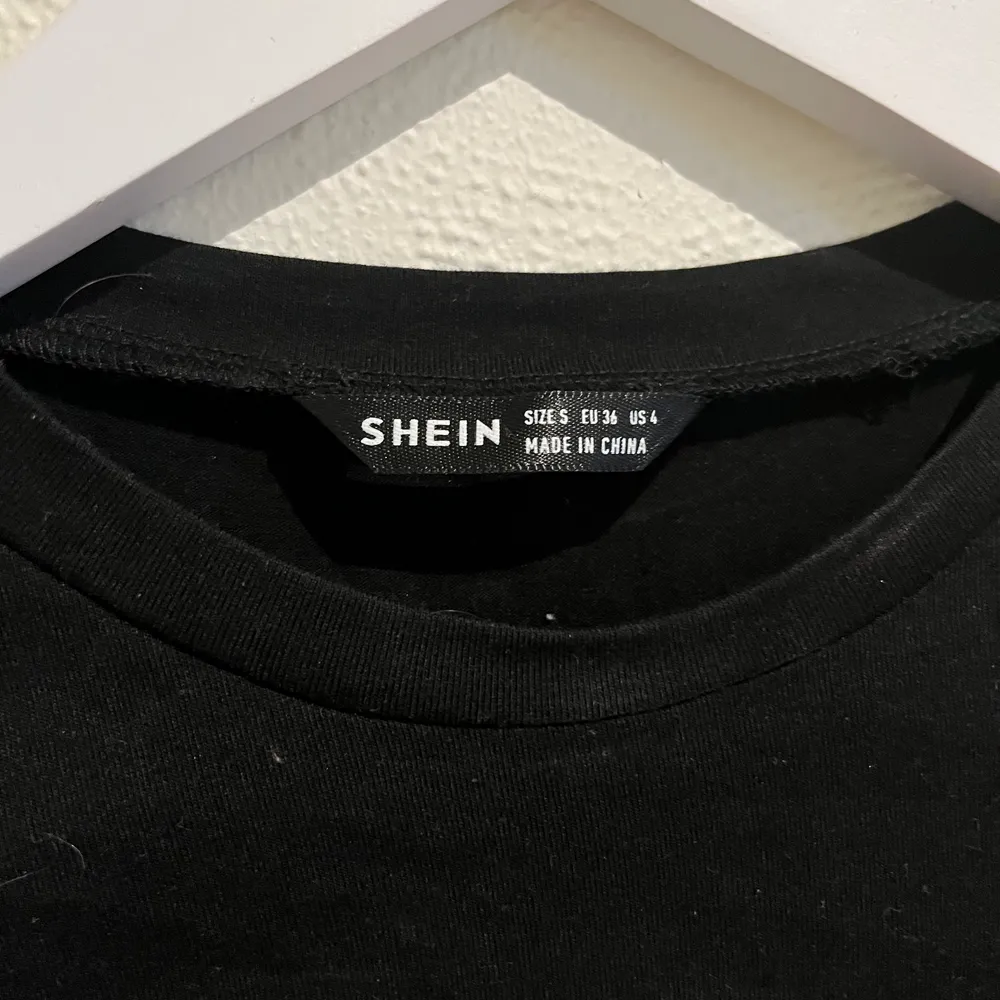 T-shirt jag köpt från Shein. Den är väldigt bekväm och i fint skick. Har använt den några gånger. T-shirts.