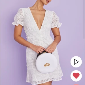 Kiss the sky klänning - Superfin till studenten men en annan i min klass har köpt likadan så därför jag säljer. Prislapp kvar och är endast provad. Skicka för fler bilder 🤍