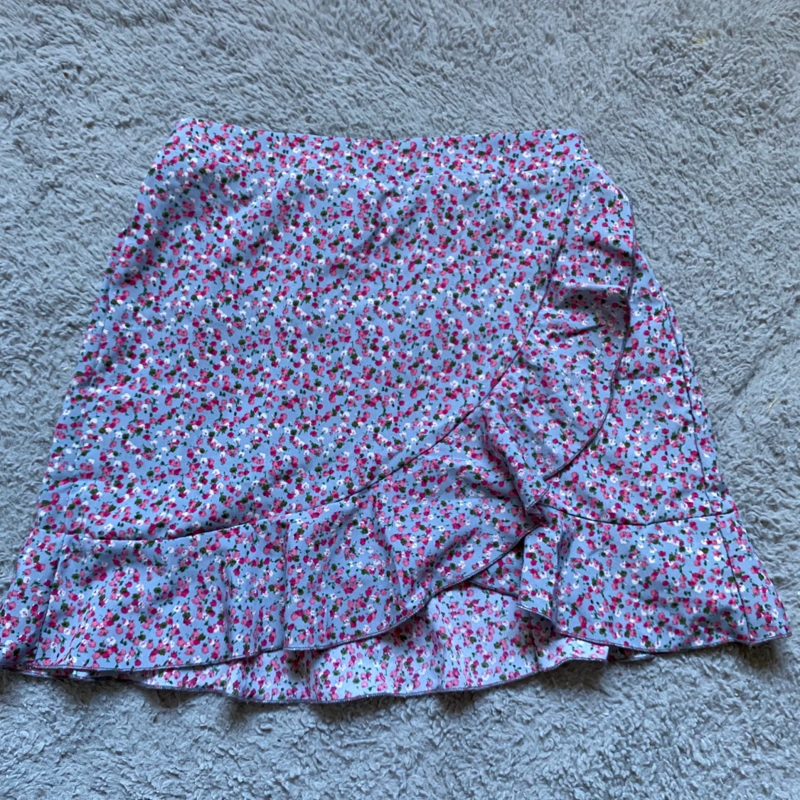 Blommig kjol med volang