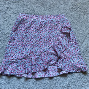 Blommig kjol med volang - Kjolen kommer från Shein, är i stl M och är aldrig använd. Skriv om ni är intresserade📦⚡️