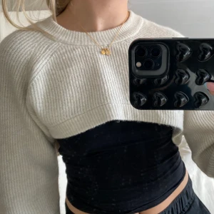 Tröja - Säljer den här nästintill oanvända tröjan från hm, super fin och skön men har den i en annan färg☺️ 150kr plus frakt 66kr