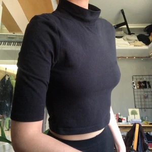 Croppad polo-T-shirt - Bra basplagg att ha under tröjor om man vill ha en polo som tittar fram utan att bli för varm, väldigt användbart plagg. Skönt material. Från weekday