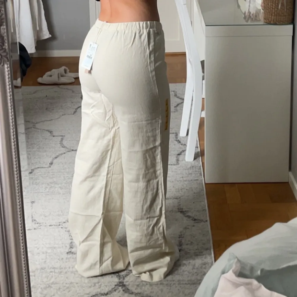 Ett par superfina lågmidjade linnebyxor från Pull & Bear i storlek S! Dom är helt nya men tyvärr alldeles för långa på mig som är 160cm lång🫤 Nypris är 299:- men de finns inte längre kvar i strl S på hemsidan. Intresse koll! Bud från 300kr exklusive frakt!💕. Jeans & Byxor.