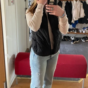 Västa - Säljer denna svarta väst då jag köpt en ny. Storlek 34 och passar både större och mindre! Knappt använd så i väldigt bra skick😊 säljer för 200kr