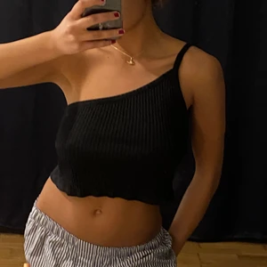 Gulligt svart linne - Gulligt svart linne med en arm. Tror att den är från zara eller hm men gammal kollektion. 