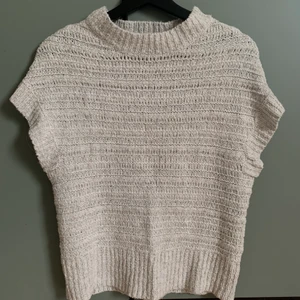 Stickad tröja - Säljer nu denna otroligt fina väst/t-shirt! Den är aldrig använd och därmed känns det som något jag ska sälja 🌷