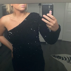 Plajetter topp från bikbok - En jätte fin topp från bikbok i paljetter! Säljer för 100kr