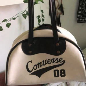 Converse bag - Säljer denna vintage Converse väska, lite smutsig inuti men inte mycket alls, inte använd så mycket. 