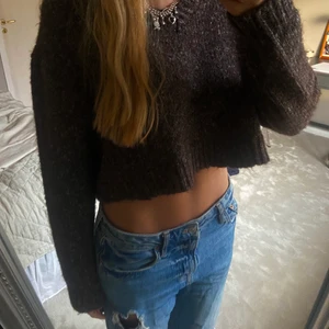 Stickad kort tröja zara - Säljer en brun stickad kort tröja från zara🤎🤎 NYSKICK, aldrig använd! Säljs pga att den ej kommer till användning