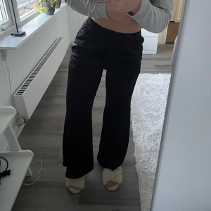 Silkes byxor från hm - Ett par jättesköna silkes byxor med resår i midjan och en ficka baktill från hm i storlek 38. Säljer dessa byxorna då jag inte får någon användning av de. Köpte de för 199kr och säljer de för 100kr exklusive frakt💗