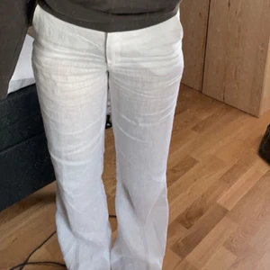 Vit Linnébyxor  - Vita linnebyxor från New house, köpte förra året för 1700kr, använda fåtal gånger förra sommaren. Ser ut som nya, inga fläckar. I storlek S