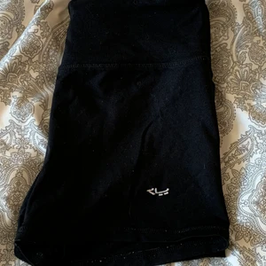 Tränings shorts  - Tränings shorts från röhnich, använda en del men fortfarande i bra skick. (Hund finns i hemmet)💕