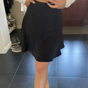 Satinkjol  - Säljer denna lite längre satinkjol, den faller jättefint på kroppen.  Köparen står för frakt :) 