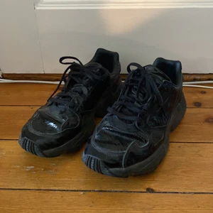 Adidas  - Säljer dessa snygga, glansiga Adidasskor. Bra skick! Storlek 38.