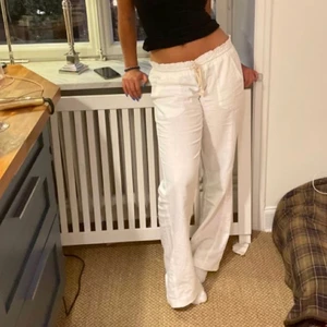 Roxy linnebyxor - Jag säljer dessa Linnebyxor då jag har ett par i S och ett par i M, hör av dig för fler frågor eller fler bilder🥰 DIREKTPRIS 699! Annars bud kommer startas❤️