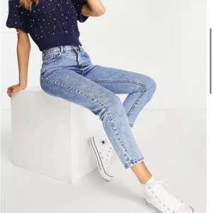 Mom jeans från pull and bear - Jättefina helt oanvända mom jeans från pull and bear, säljer då dem inte passade mig alls. Fortfarande prislapp på.