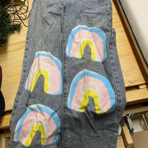 Jeans med slits - Säljer dessa snygga sköna och coola utsvängda jeansen med slits ner till. Passar 1.68 och neråt typ💗💗