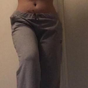 Burberry Mjukisbyxor  - Gratisfrakt/ Free shipping  Burberry sweatpants New/Nytt!, bara har blivit används i den hära bilden/Only been used in this picture. L/XL