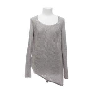 Silver stickad tröja från zara med asymmetrisk slit 😜 helt ny aldrig använd (köpt från sellpy) - säljer för inte min stil längre 