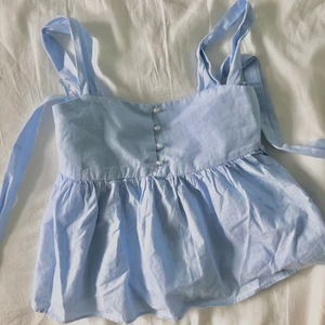 Blå topp - En gullig sommartopp!🔆✨ Går att justera hur långa axelband man vill ha.  Köpt från chiquelle för längesen så hittar inte originalpriset. Frakten är inte inkluderad i priset.  Vid extra frågor tveka inte att fråga!!✉️✉️