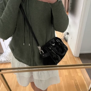 Zadig väska stjärnor - Säljer zadig väska. Köpt för 4500 kr, köp väskan direkt för 1800kr annars buda över 1200. Inga defekter