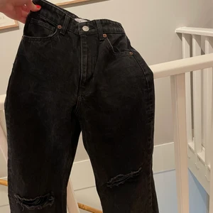 Zara Jeans långa  - Långa zara jeans som är vida i benen och högmidjade. De har även slitningar på båda benen. De är i en svart tvättad färg, så inte helt svarta utan en mer stentvättad färg.   Säljer pga att de inte längre passar.  Skriv för fler bilder🥰